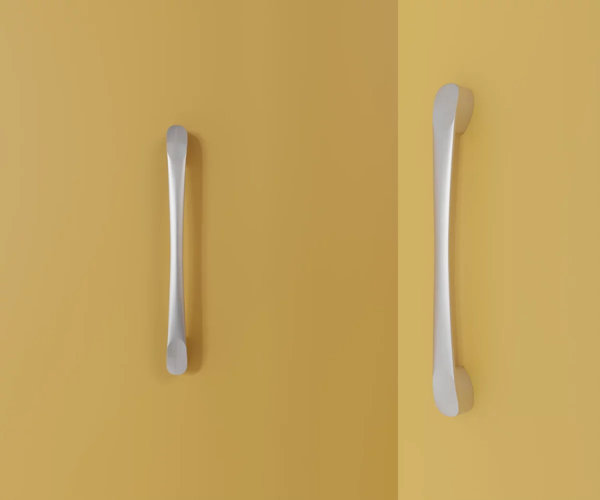 Zwei silberne Zink-Möbelgriffe vom Typ HA-ZI-10097 vor gelbem Hintergrund: links in Frontalansicht, rechts in Dreiviertelansicht.