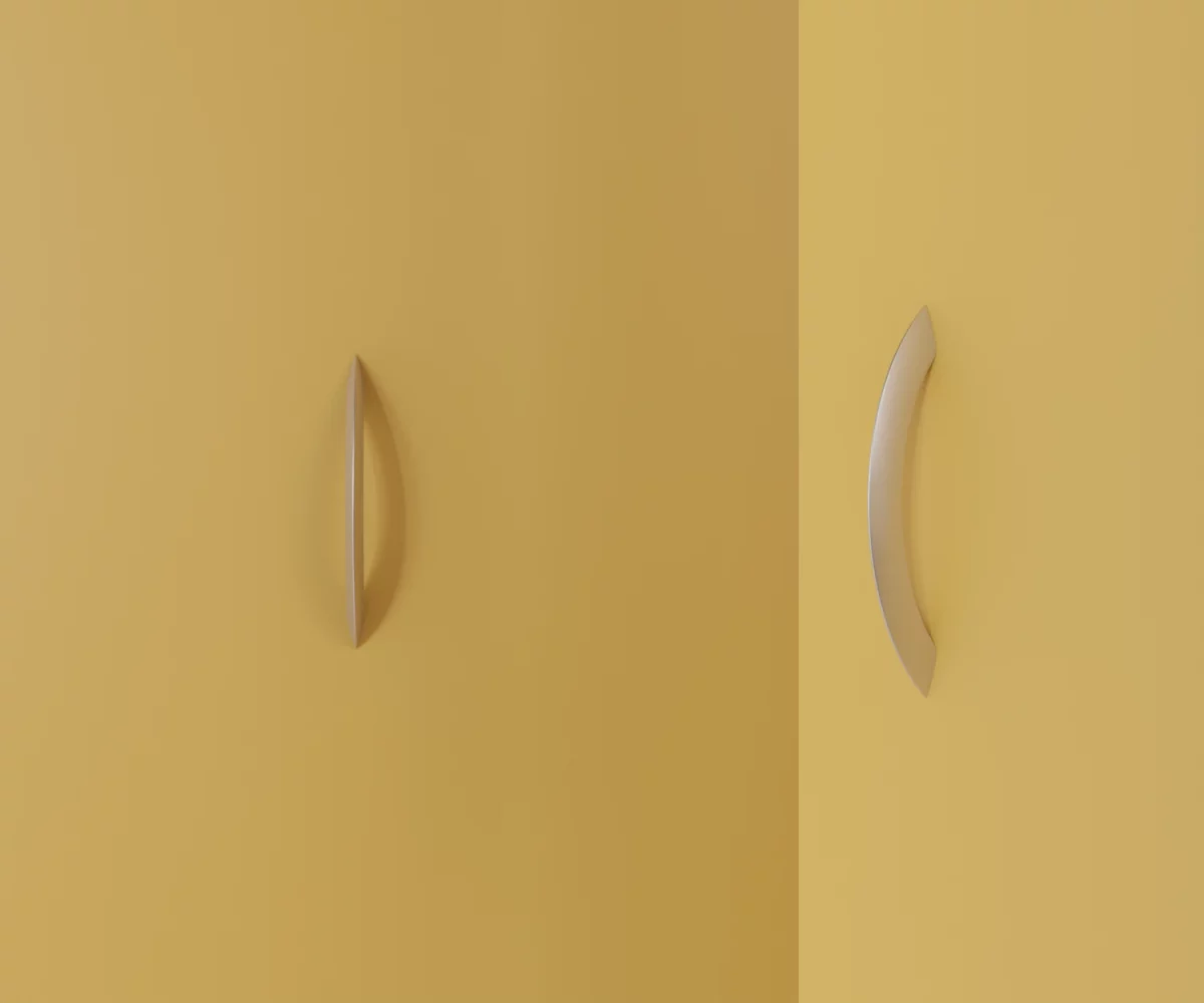 Zwei silberne Zink-Möbelgriffe vom Typ HA-ZI-11005 vor gelbem Hintergrund: links in Frontalansicht, rechts in Dreiviertelansicht.