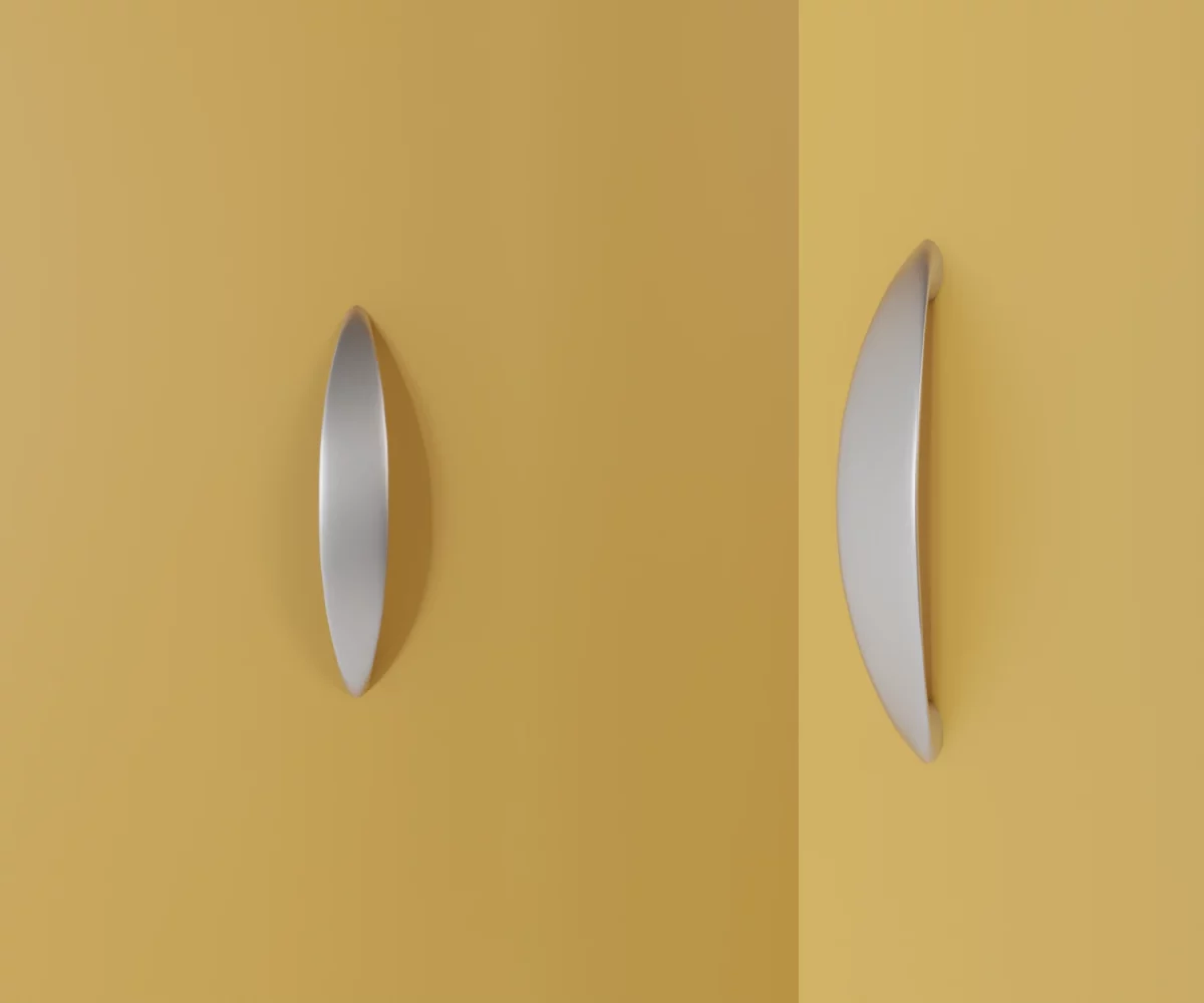 Zwei silberne Zink-Möbelgriffe vom Typ HA-ZI-11012 vor gelbem Hintergrund: links in Frontalansicht, rechts in Dreiviertelansicht.