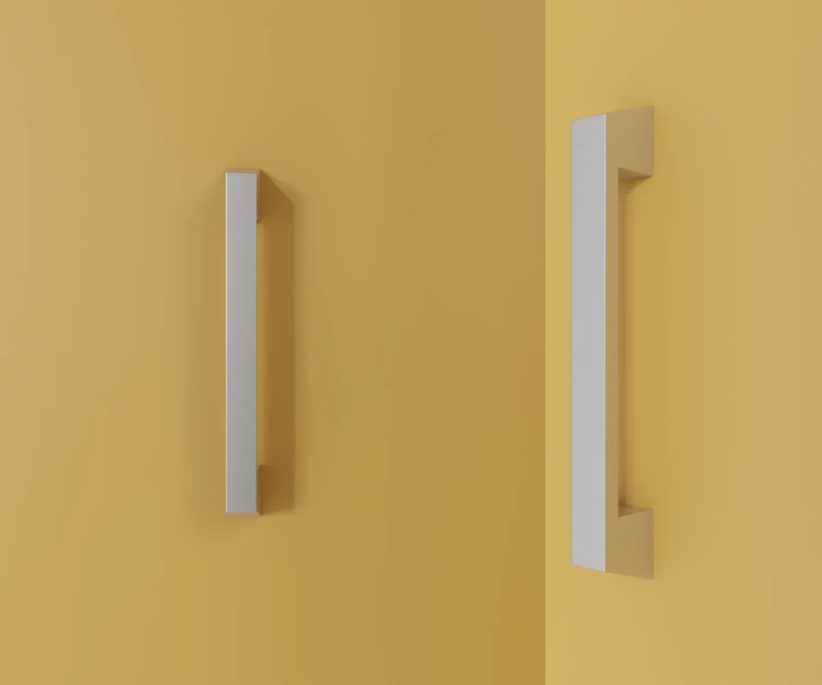 Zwei silberne Zink-Möbelgriffe vom Typ HA-ZI-11050 vor gelbem Hintergrund: links in Frontalansicht, rechts in Dreiviertelansicht.