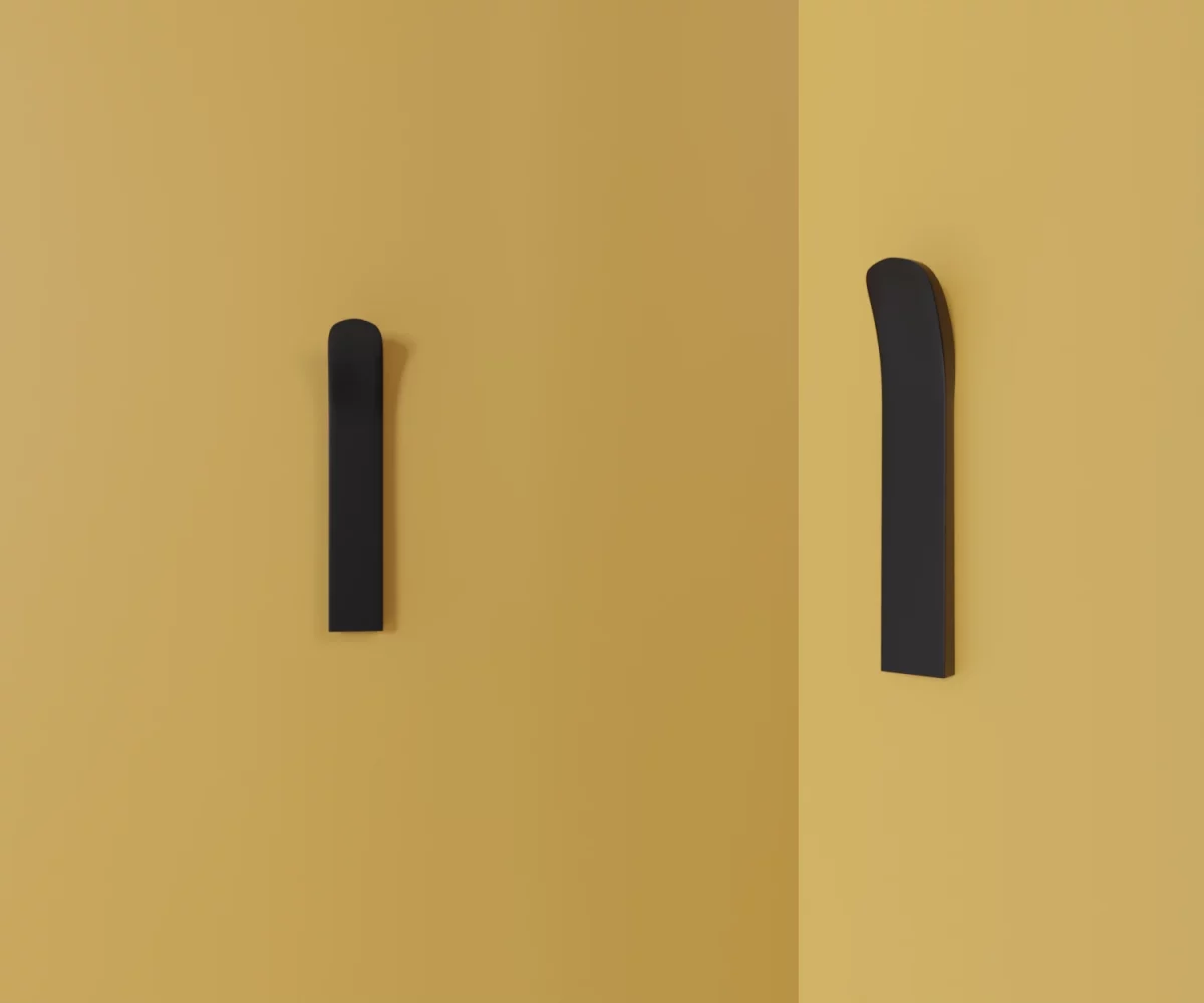 Zwei mattschwarze Zink-Möbelgriffe vom Typ HA-ZI-11136 vor gelbem Hintergrund: links in Frontalansicht, rechts in Dreiviertelansicht.