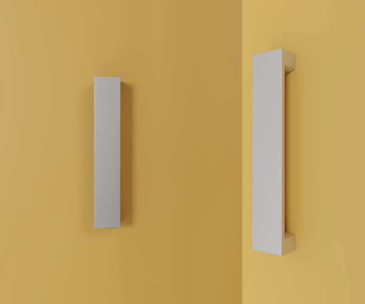 Zwei silberne Zink-Möbelgriffe vom Typ HA-ZI-12011 vor gelbem Hintergrund: links in Frontalansicht, rechts in Dreiviertelansicht.