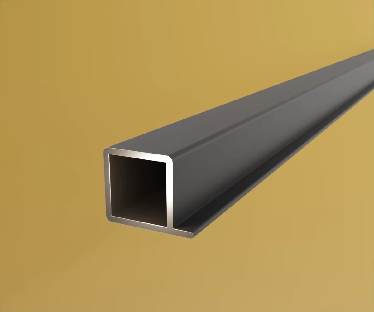 Ein edge-profil vom Typ AP-AE-24001 auf einem gelben Hintergrund. Das Profil ist quadratisch mit einer seitlichen Lippe für die Auflage von Platten.