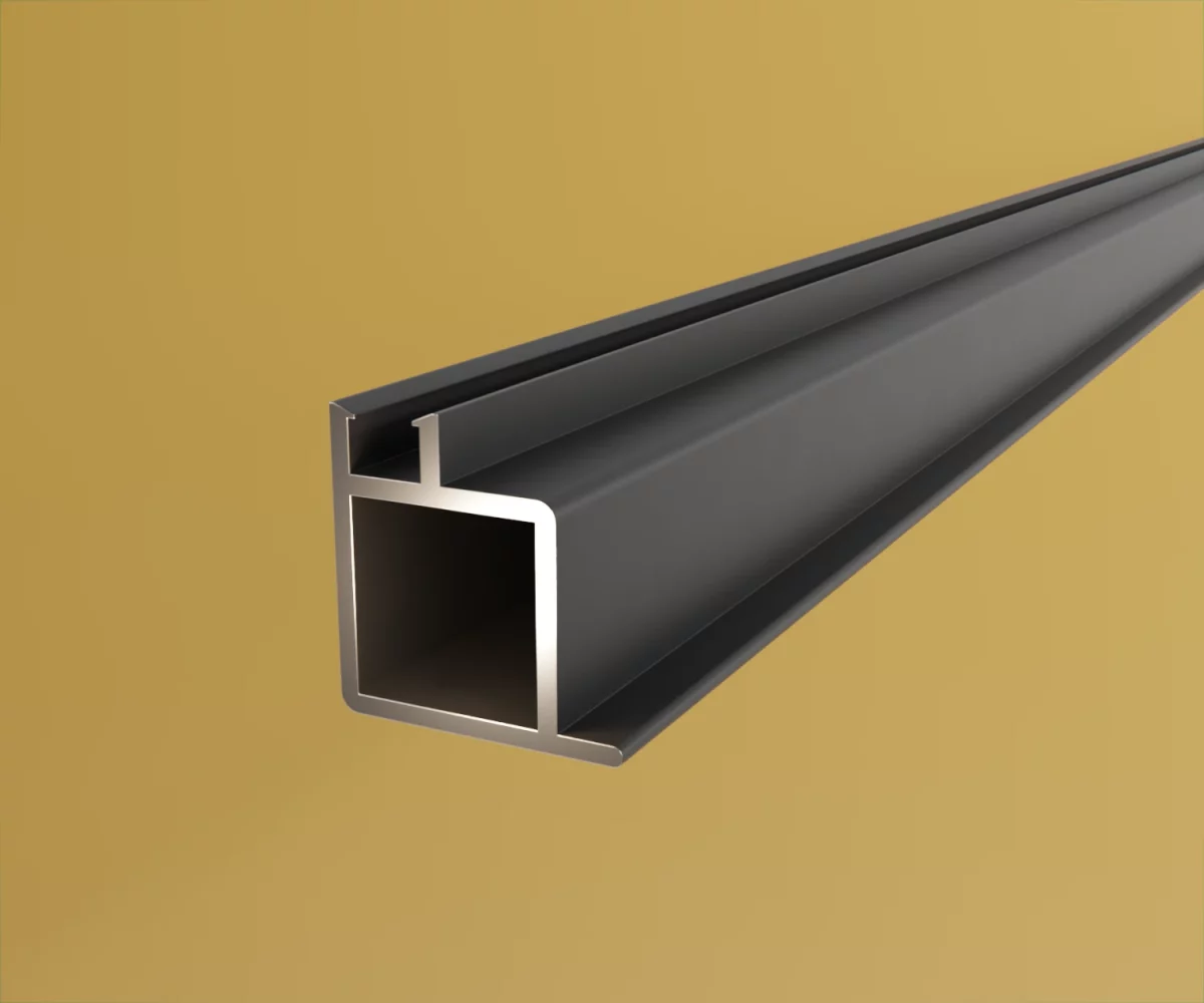 Ein edge-profil vom Typ AP-AE-24046 auf einem gelben Hintergrund. Das Profil ist quadratisch mit einer Führungsschiene für Schiebetüren von Hettich auf der Oberseite und einer seitlichen Lippe für die Auflage von Platten.