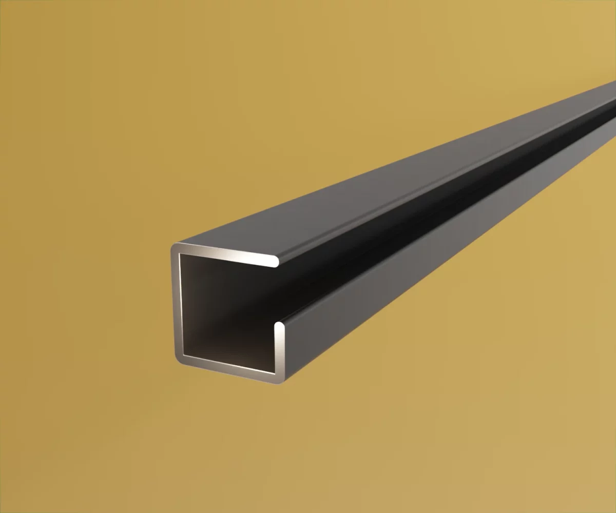 Ein edge-profil vom Typ AP-AE-24047 auf einem gelben Hintergrund. Das Profil ist quadratisch mit einer Aussparung für Einhänge.