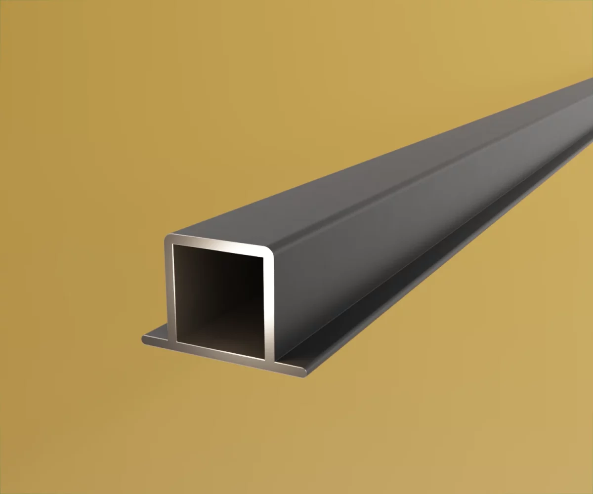 Ein edge-profil vom Typ AP-AE-24048 auf einem gelben Hintergrund. Das Profil ist quadratisch mit zwei seitlichen Lippen für die Auflage von Platten.