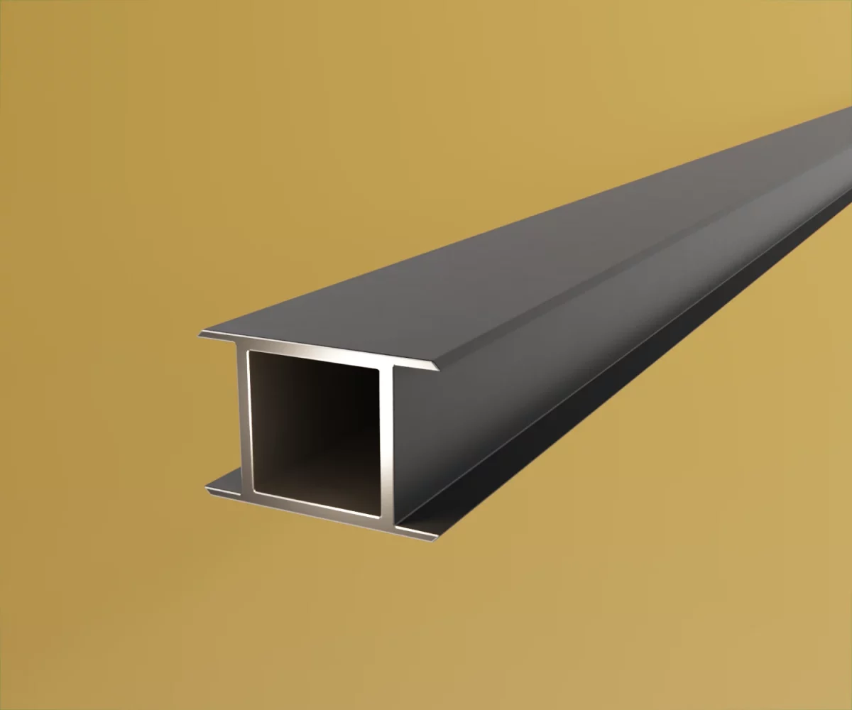 Ein edge-profil vom Typ AP-AE-24093 auf einem gelben Hintergrund. Das Profil ist quadratisch und mit Lippen versehen um zwei Platten aneinander einzuschieben.