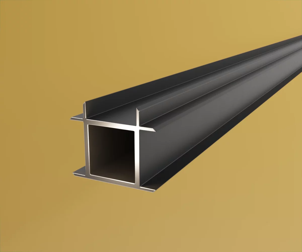 Ein edge-profil vom Typ AP-AE-24094 auf einem gelben Hintergrund. Das Profil ist quadratisch und mit Lippen versehen um drei Platten an einem T einzuschieben.