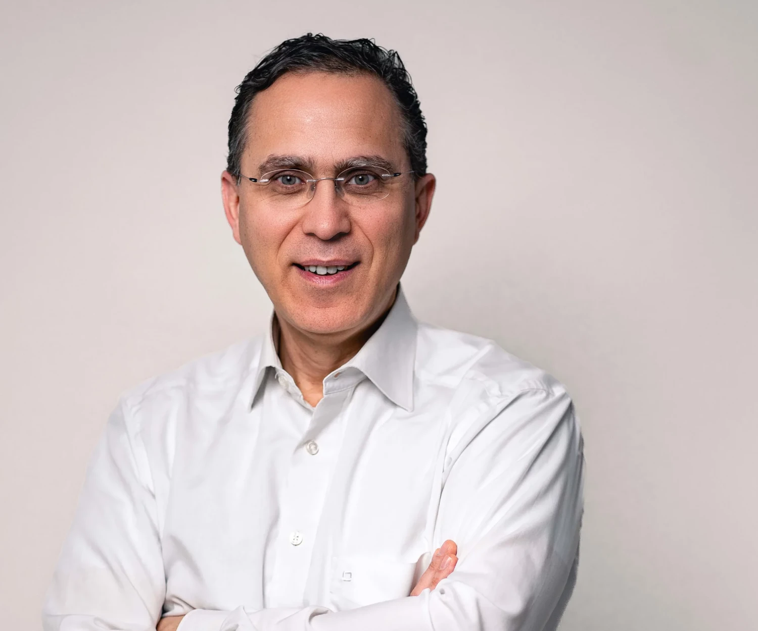 Bild von Christian Züchner, dem Geschäftsführer der ahs, im weißen Hemd.