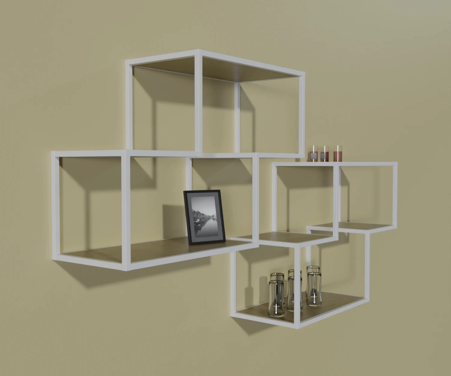 Ein Regalsystem zusammengestellt aus dem Edge-System, mit weißen Verbindern und Profilen, angebracht an einer beigen Wand. Auf dem Regal befinden sich ein Bilderrahmen, 3 Kerzen und 6 Gläser.