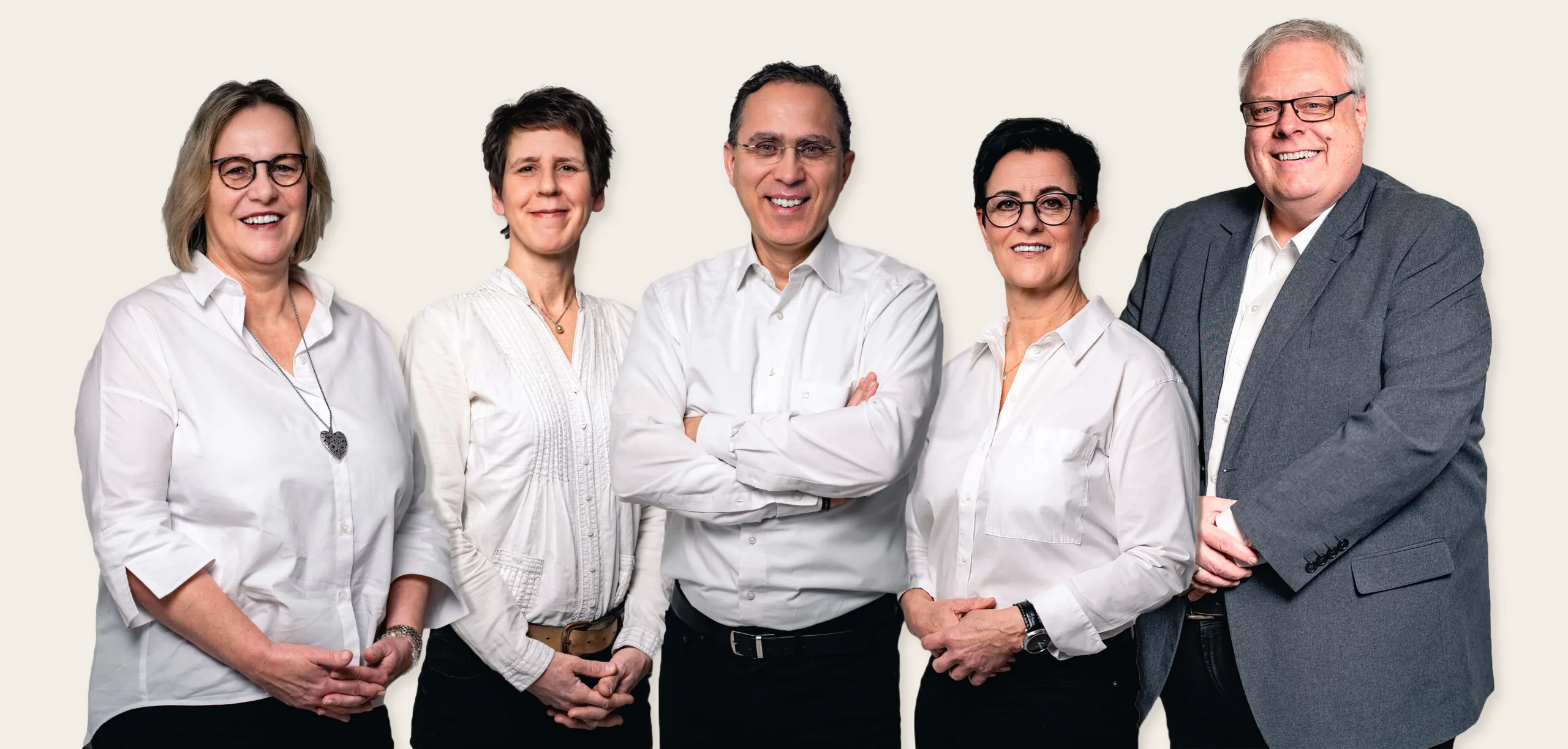 Bild von vom Team der a.h.s. vor einem beigen Hintergrund.